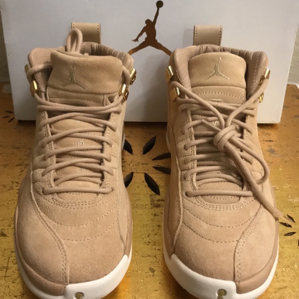 NEVER WORN** women Air Jordan 12 Retro